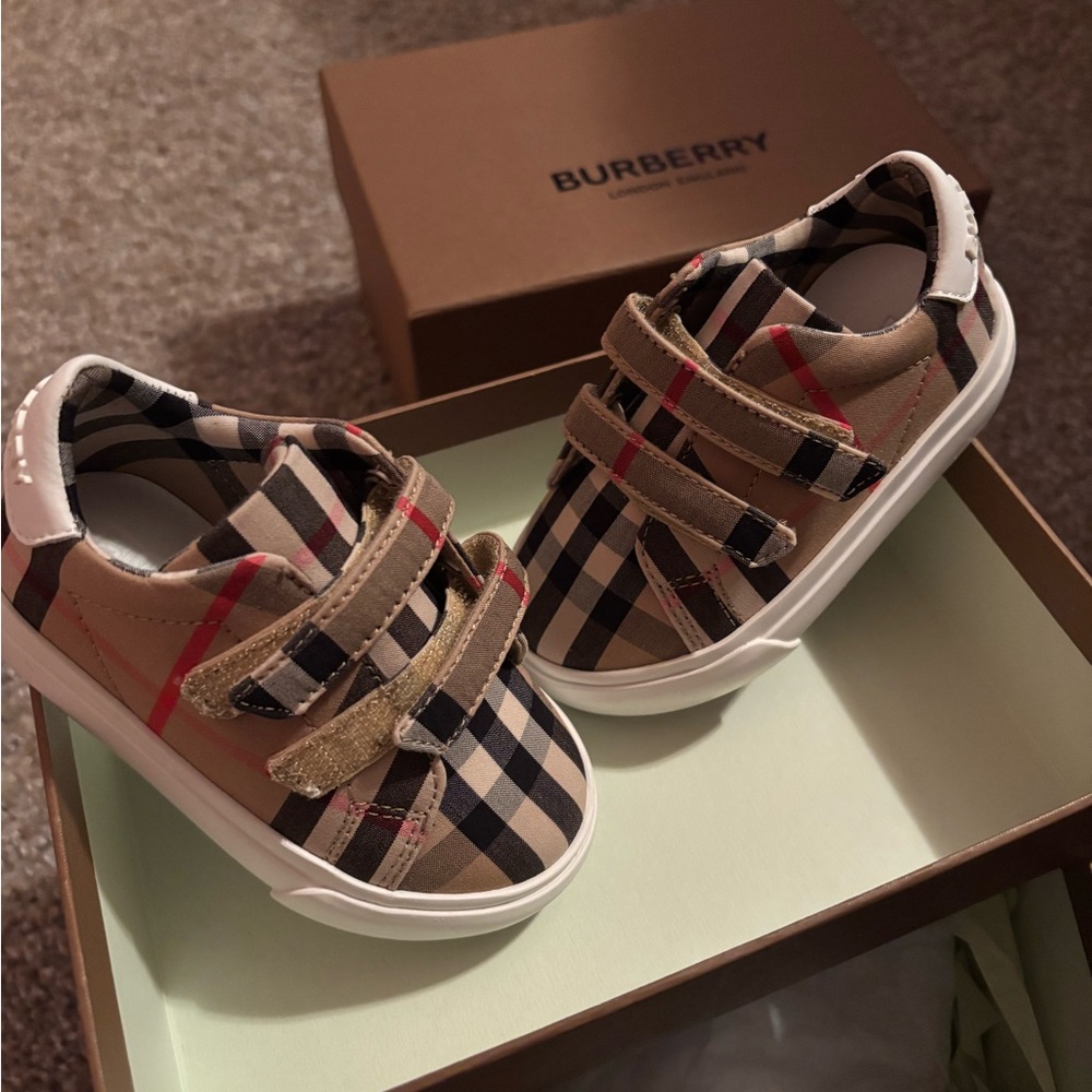 4C Burberry shoes